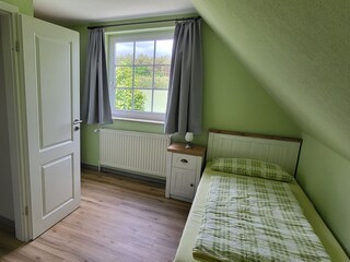 Schlafzimmer mit zwei Einzelbetten