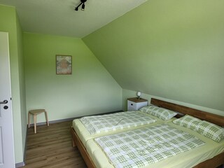 Schlafzimmer mit Doppelbett