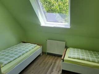 Schlafzimmer mit zwei Einzelbetten