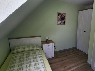 Schlafzimmer mit zwei Einzelbetten