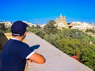 Blick auf die berühmte Xewkija-Rotunda von der Villa Xini