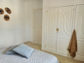 Einbauschrank im blauen Schlafzimmer