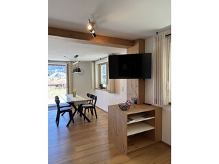 TV schwenkbar (vom Sofa und Küchenbereich einsehbar)