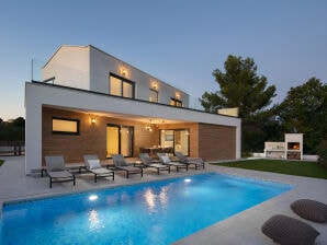 Villa Moderne Luxusvilla Mali Dvor mit Pool in Porec