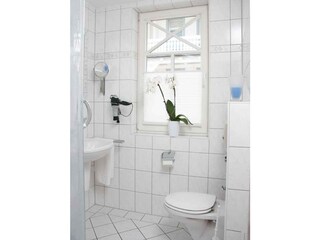 helles Duschbad mit Fenster
