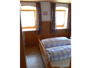 Schlafzimmer mit großem Bett