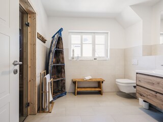 Bad mit ebenerdiger Dusche und Sauna Muschelminna