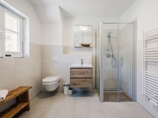 Bad mit ebenerdiger Dusche und Sauna Muschelminna