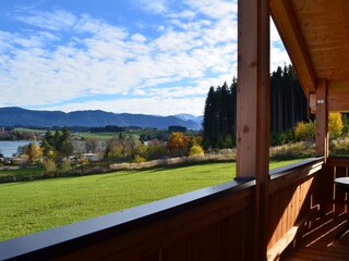 Traumhafte Randlage mit See und Bergblick