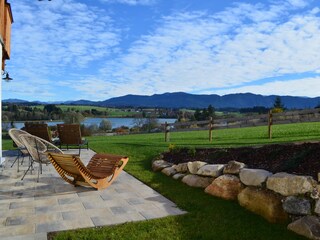 Traumhafte Randlage mit See und Bergblick