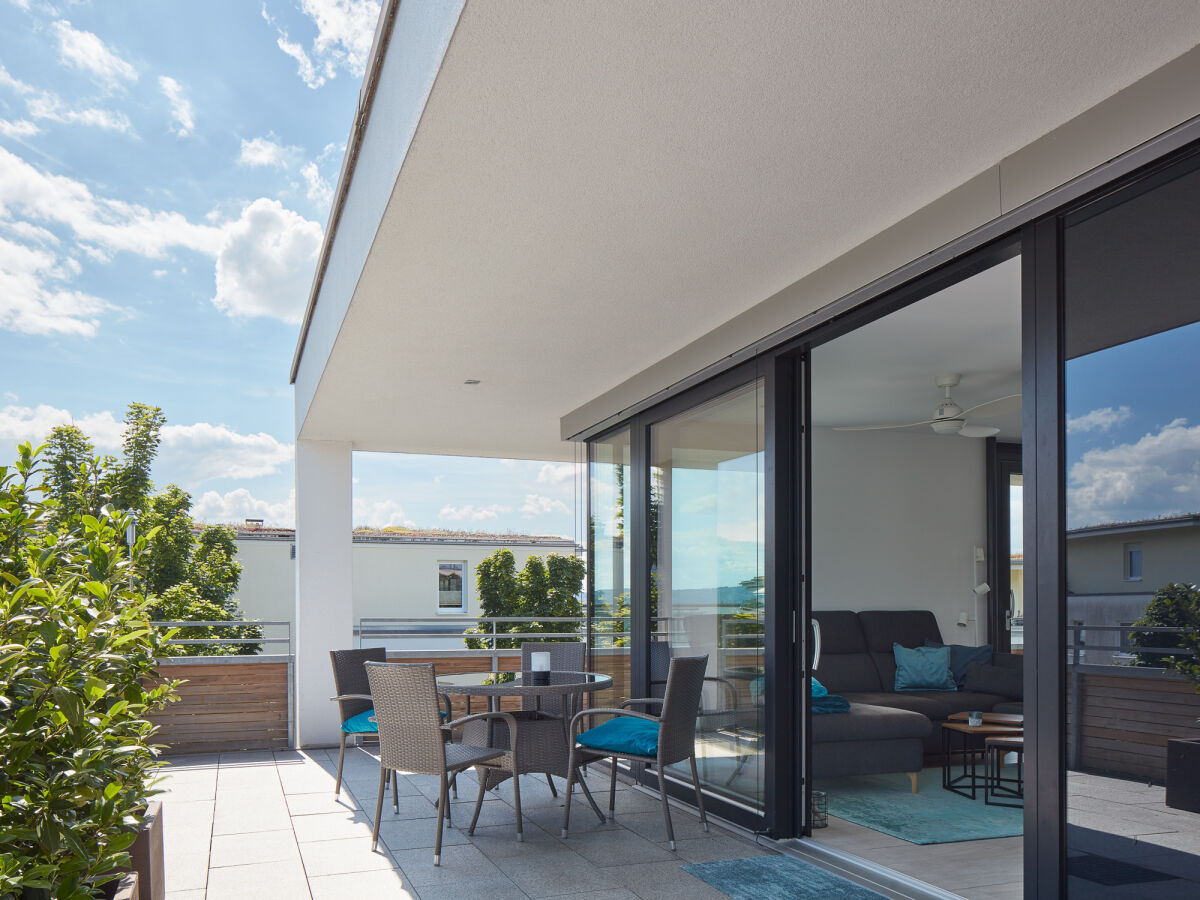 Großer Balkon mit ausreichend Sitzgelegenheiten