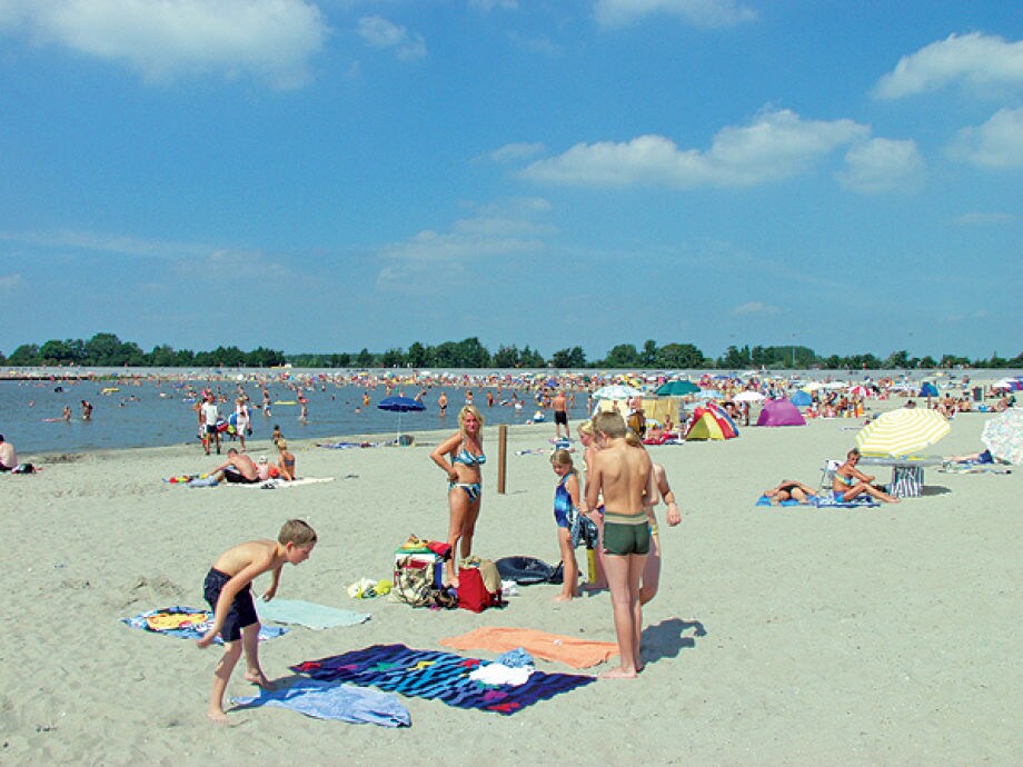 strand in der naehe   ijsselmeer   kinderfreundlich