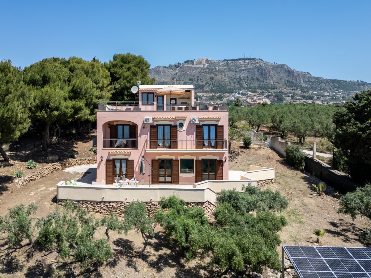 Vorderansicht der Villa Rosa am Meer