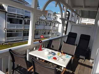 großer Balkon mit Eßtisch und Liegestühlen