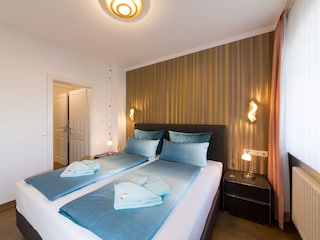 Schlafzimmer mit Durchgang Ankleidezimmer