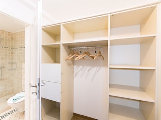 Ankleidezimmer mit viel Stauraum