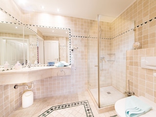 Modernes Badezimmer mit Antikmarmor