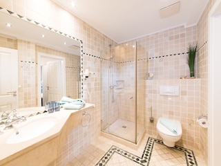 Badezimmer mit Echtglasdusche und Fußbodenheizung