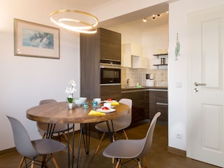 Essbereich mit Echtholztisch und Vitra Stühlen