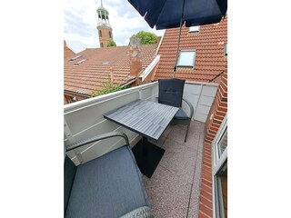 Balkon mit Blick auf die Dorfkirche