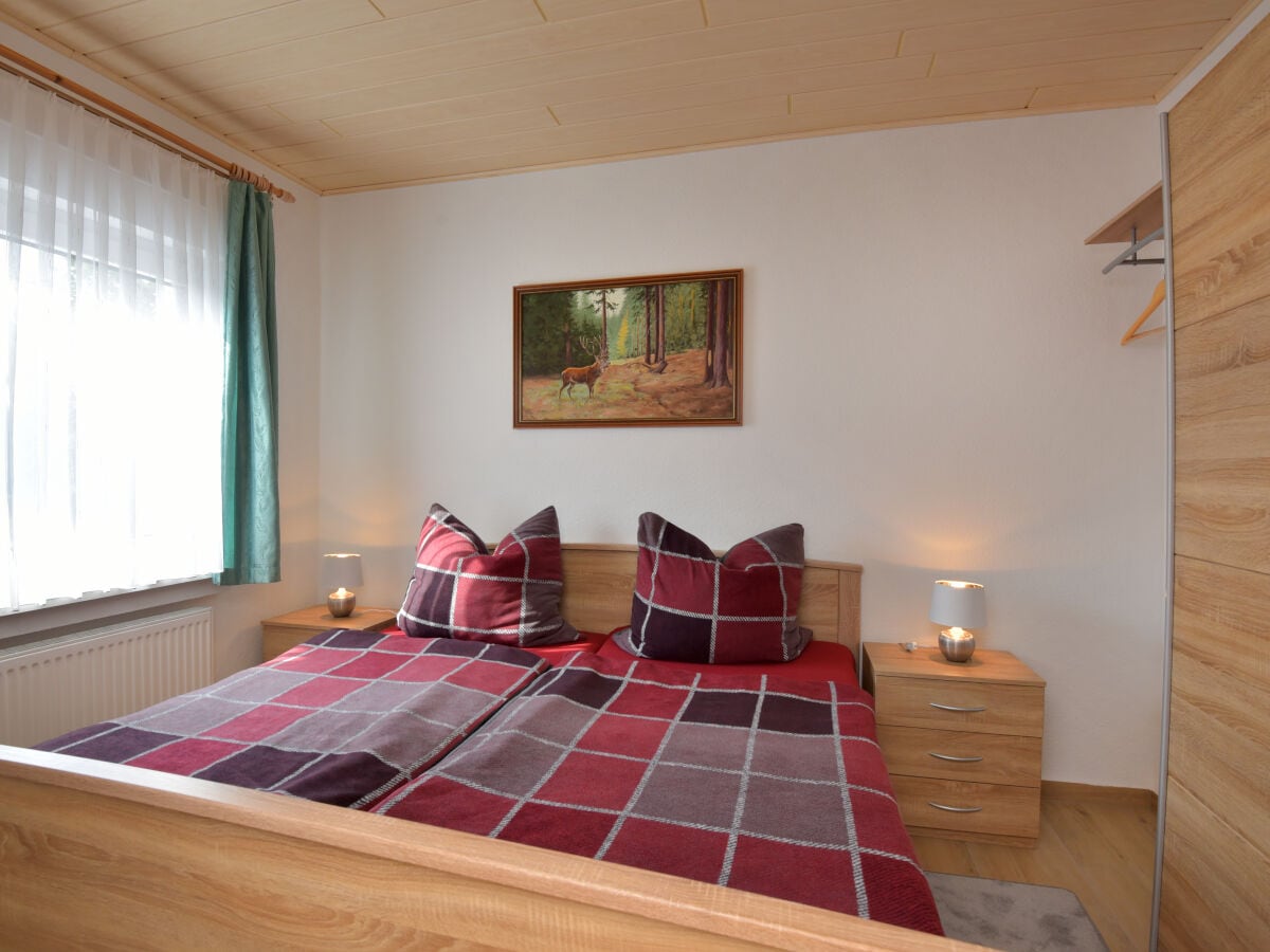 Schlafzimmer mit Doppelbett und Schrank