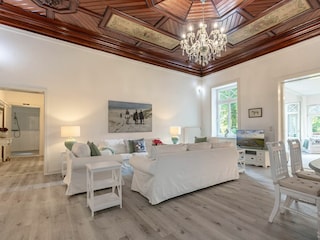 Wohnzimmer mit historischer Holzdecke