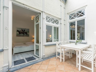 Gartenterrasse vor dem 1. Schlafzimmer
