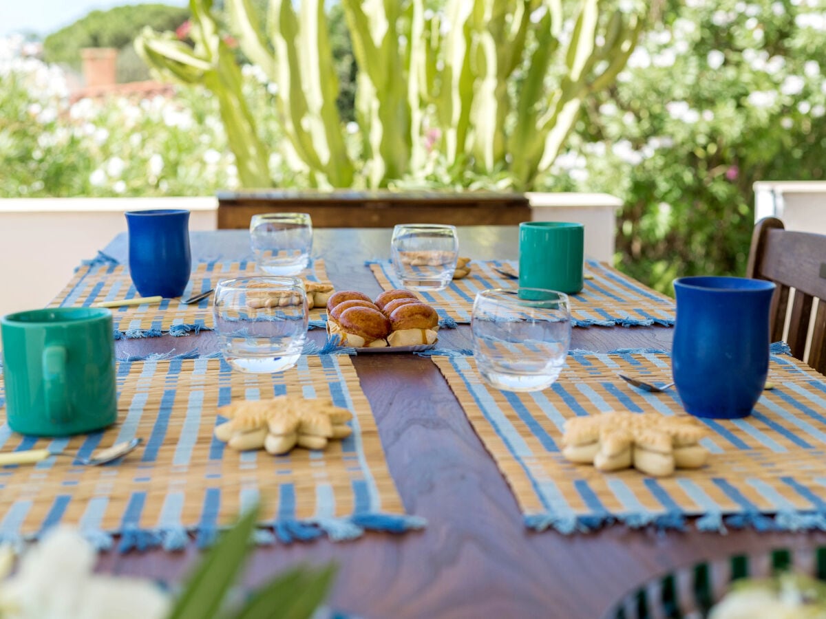 Outdoor breakfast details