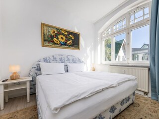 Das erste Schlafzimmer mit Doppelbett...