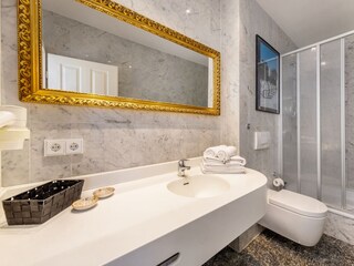 Das schöne Bad mit Dusche ...