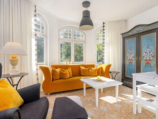 Wohnzimmer mit Sofa  und Sessel.