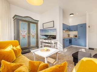 Wohnbereich mit Blick zur Küchenzeile.