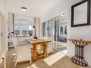 Essbereich mit bequemen Stühlen.