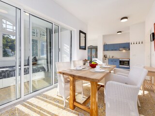 Blick in das kleine Schlafzimmer mit Schiebetür.