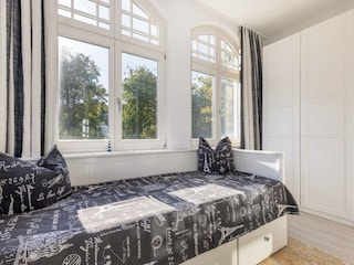 2. Schlafzimmer mit großem Kleiderschrank.