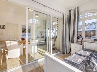 Blick vom Schlafzimmer in den Essbereich.