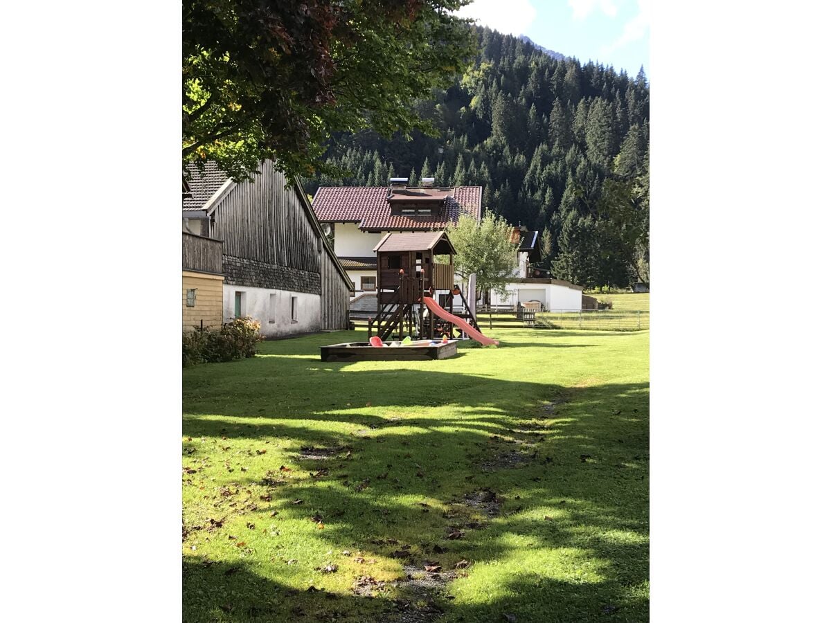 Spielhaus, Sandkasten, Grillplatz