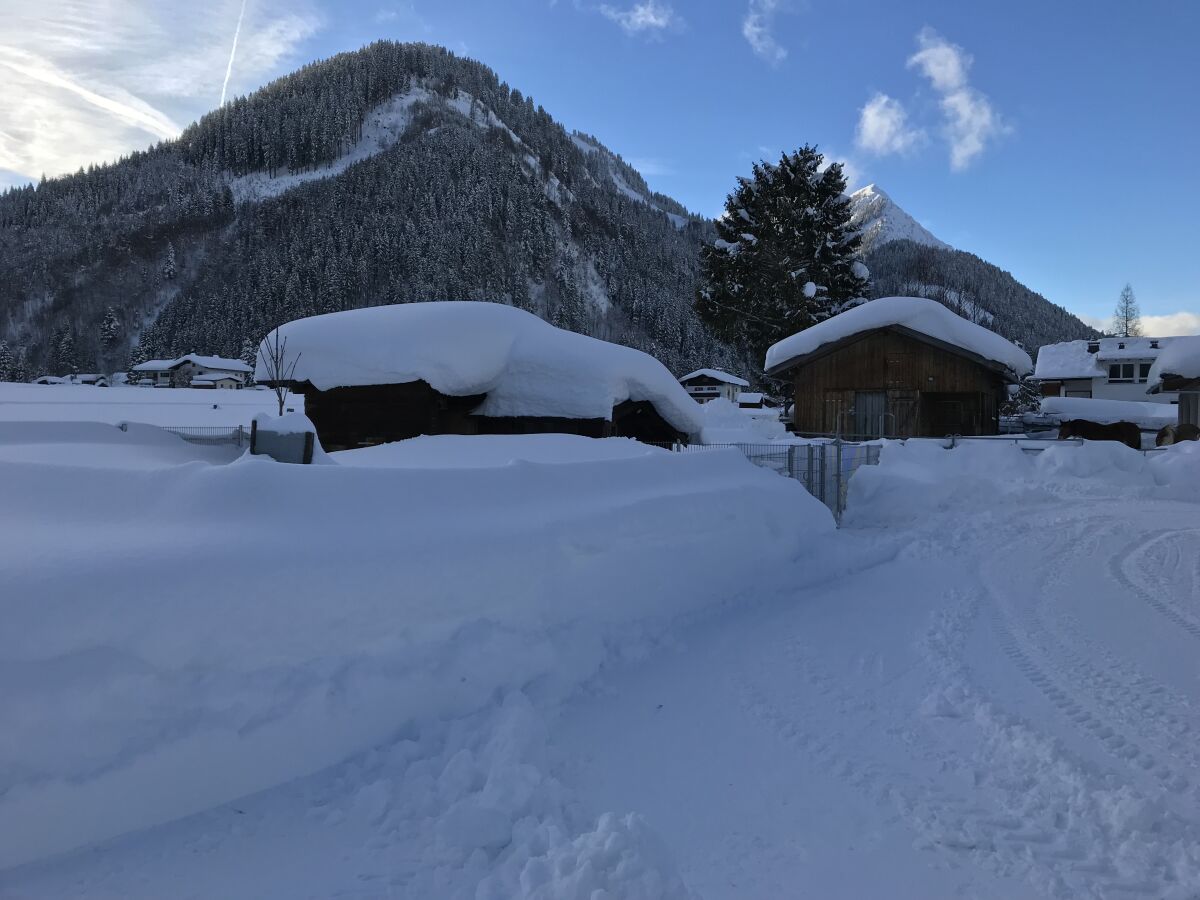 Winter hinter dem Haus