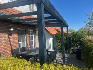 Überdachte große Terrasse