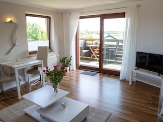 Helles Wohnzimmer mit Blick auf die Schlei