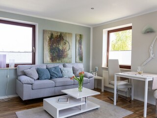 Helles Wohnzimmer mit Balkon