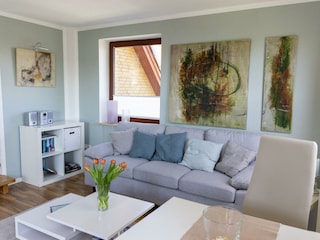 Helles Wohnzimmer mit Balkon