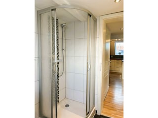 Modernes Bad mit Dusche