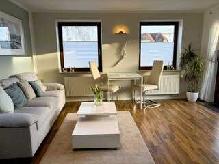 Helles Wohnzimmer mit Balkon