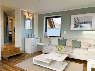 Helles Wohnzimmer mit Balkon