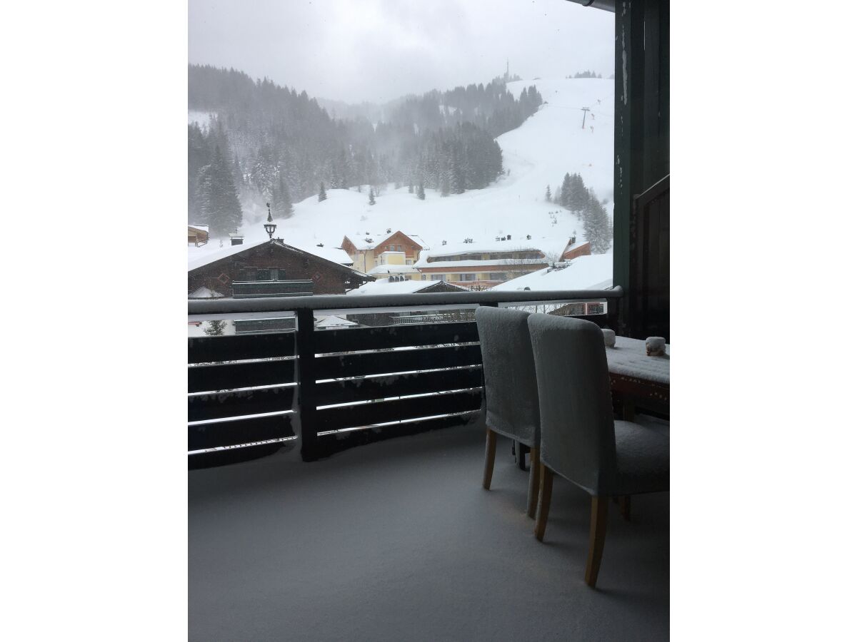 Aussicht vom Balkon auf die Skipiste