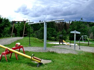 Spielplatz neben dem Gebäude