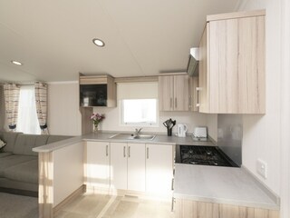 Trailer Polperro Features 16