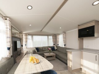 Trailer Polperro Features 17