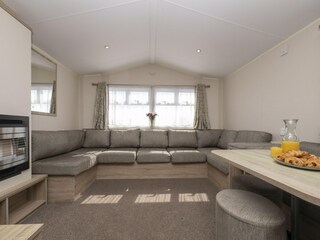 Trailer Polperro Features 1